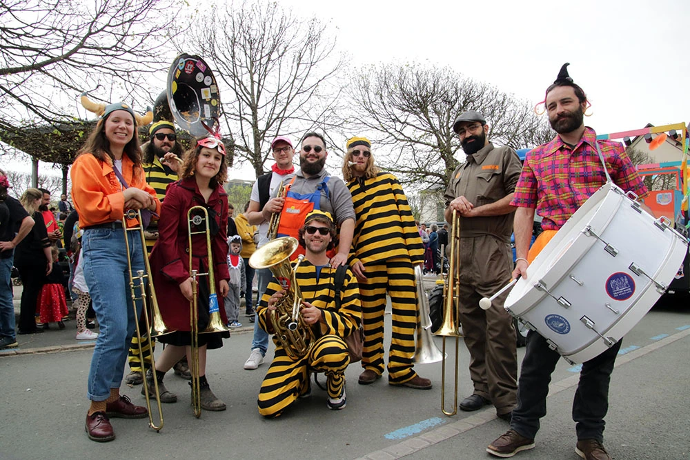 Les musiciens de la fanfare des Chiures de Mouches prennent la pose avant un carnaval, instruments à la main